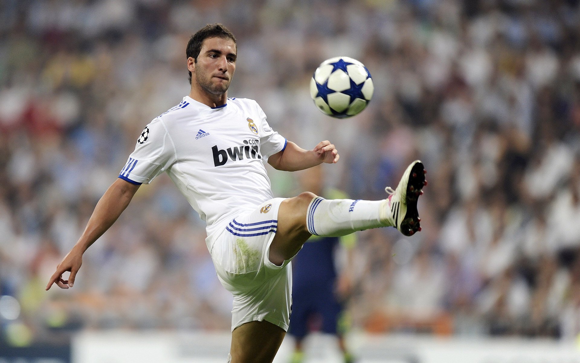 英超精妙战术，比分3-2，比赛中成功反击多次，抢断成功率78%，场均控球65%